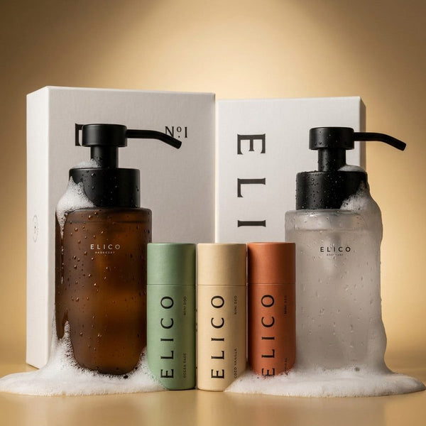Dispensrar i bärnstensglas och frostat glas, en vit ask och tre mini deo på guldton